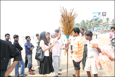 Buying flutes on Juhu Beach